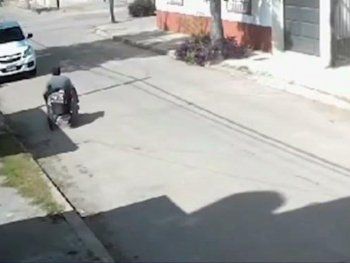 Insólito: un hombre en silla de ruedas robó un medidor de agua