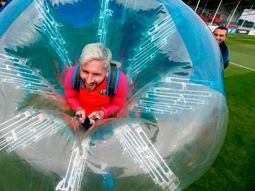 jugar al futbol dentro de burbujas: mira el divertido entrenamiento del barcelona jugar al futbol dentro de burbujas: mira el divertido entrenamiento del barcelona