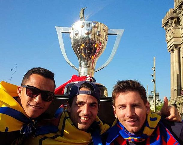 Messi lideró los festejos del Barcelona ante una multitud