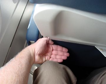 Algunas aerolíneas no dejan ni cinco dedos de distancia entre la rodilla del pasajero y el asiento