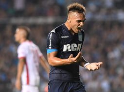 Lautaro Martínez celebra uno de sus tres goles ante Huracán
