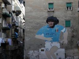 La historia de la ventana de Maradona que sólo se abre si Nápoli es campeón