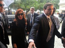 Dos custodios de Cristina salvaron la vida de un pasajero que sufrió un infarto en un vuelo