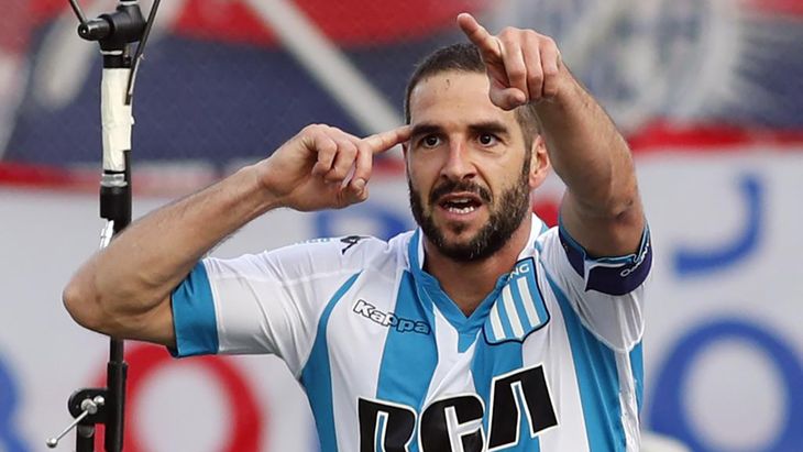 Lisandro López celebrando un gol