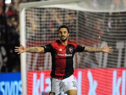 El delantero le rompió el arco a Batalla y festejó El delantero le rompió el arco a Batalla y festejó