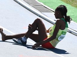 Conmovedor: una atleta corrió más de 1000 metros sin una zapatilla