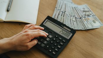 El dólar ha caído en picada por 12 jornadas consecutivas y los ahorristas más conservadores podrían estar dejando pasar algunas oportunidades. El dólar ha caído en picada por 12 jornadas consecutivas y los ahorristas más conservadores podrían estar dejando pasar algunas oportunidades.