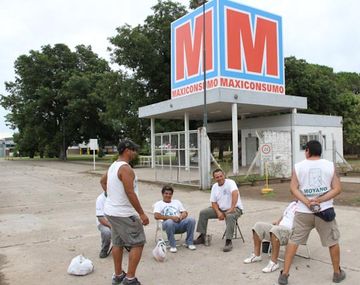 Camioneros bloquean siete sucursales de un mayorista