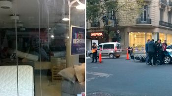 ¿se quedo dormido? choco y termino adentro de una colchoneria ¿se quedo dormido? choco y termino adentro de una colchoneria