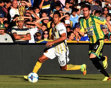 El uruguayo Camacho controla el balón