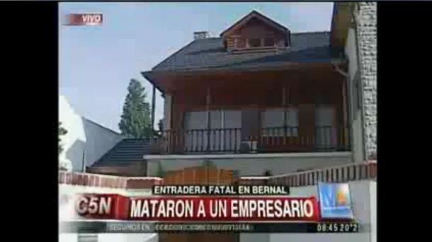 Asesinaron a balazos a un empresario mientras miraba televisión en su casa de Bernal