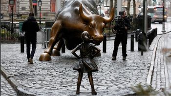 Estatua de La niña sin miedo Estatua de La niña sin miedo