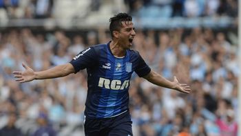 Diego González desvió un remate de Luciano Aued y así marcó el primer gol de Racing ante Arsenal en Avellaneda Diego González desvió un remate de Luciano Aued y así marcó el primer gol de Racing ante Arsenal en Avellaneda