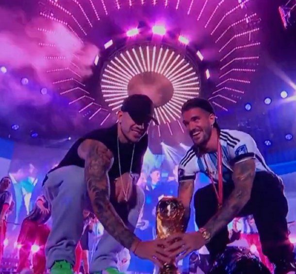 Tini cantó el Himno junto a De Paul, Paredes y la Copa del Mundo en su último show del año