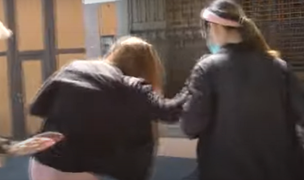 Enfurecida por un operativo policial, dueña de super chino atacó a periodistas