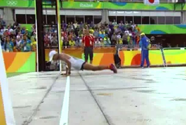 ¡Está loco! Un atleta se cayó antes de terminar la maratón y se puso a hacer flexiones
