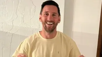 sorpresa total: lionel messi poso con la camiseta de un club del ascenso sorpresa total: lionel messi poso con la camiseta de un club del ascenso