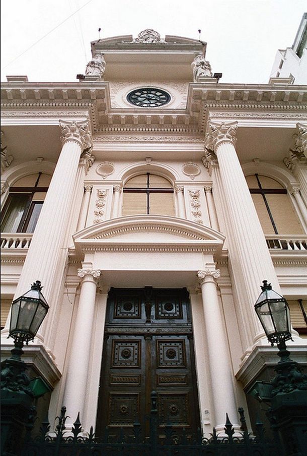 El Banco Central aspiró casi 10.000 millones para contener la suba del dólar