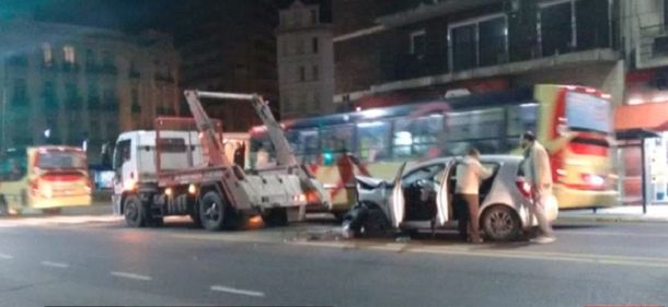 Dos heridos al chocar un auto contra un camión en Recoleta