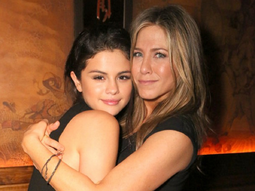 Jennifer Aniston le brinda su apoyo a Selena Gómez. Jennifer Aniston le brinda su apoyo a Selena Gómez.