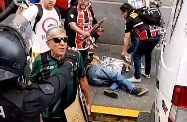 La Policía de Patricia Bullrich le fracturó un brazo a un jubilado: Está internado y lo tienen que operar