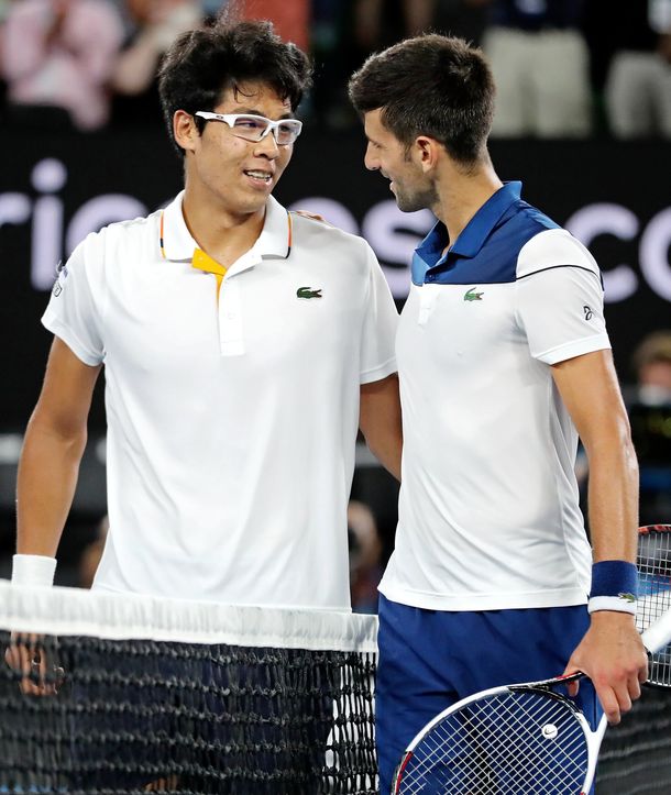 El saludo final entre el joven y el gran Nole