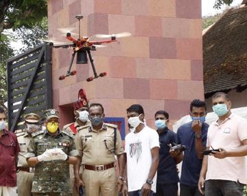 Polic&iacute;a de Kerala, India, persigue a las personas que violan el aislamiento con drones y luego hace videos graciosos.&nbsp;