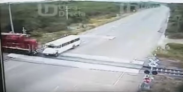 VIDEO: Cuatro muertes y una veintena de heridos en un accidente entre un colectivo y un tren