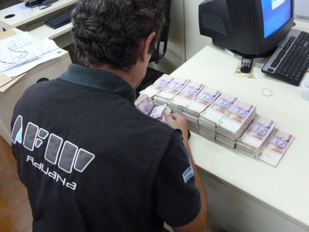 AFIP secuestró $320.000 que un extranjero intentaba sacar del país sin declarar