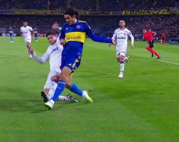 El penal que pidió todo Boca: fuerte cruce a Cavani que terminó con la media rota