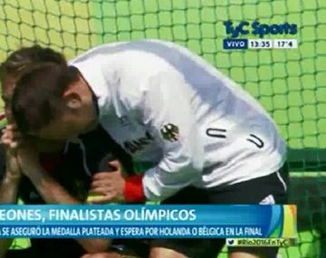 La imagen de la derrota: el consuelo del DT alemán al capitán de su equipo