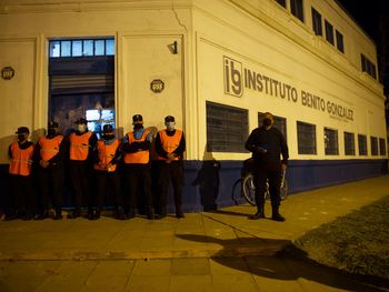 Protestaron frente a un colegio de Bernal por un supuesto abuso sexual