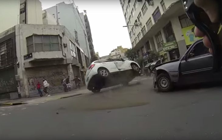 Viajaba en bici y grabó choque entre dos autos 