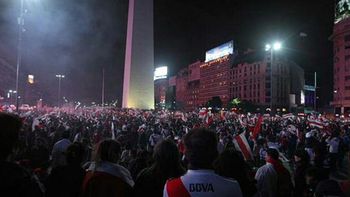 ni siquiera la lluvia pudo empanar el festejo de river en el obelisco ni siquiera la lluvia pudo empanar el festejo de river en el obelisco