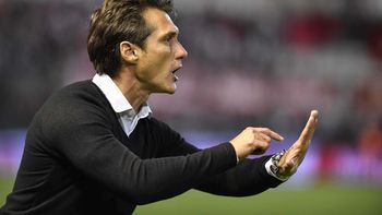 Guillermo Barros Schelotto vs. Estudiantes de La Plata Guillermo Barros Schelotto vs. Estudiantes de La Plata