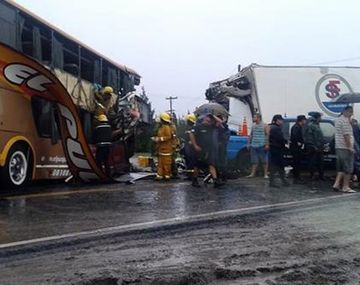 Choque fatal entre un micro y un camión