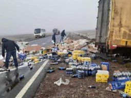 Un camión volcó sobre la ruta y lo saquearon