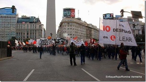 Estudiantes cortan la 9 de Julio por los despidos en la imprenta buitre