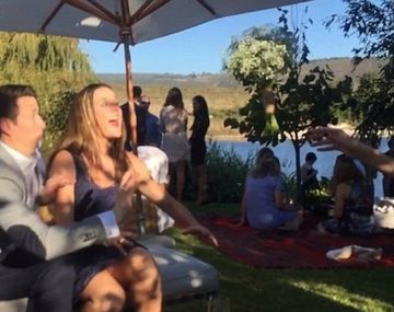 Repele el ramo de novia en una boda antes de que su pareja lo atrape