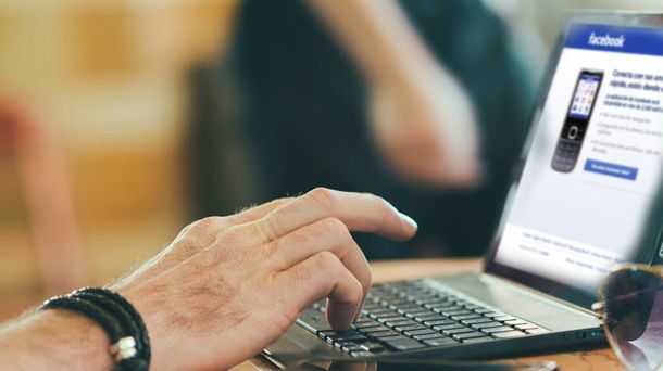 El policía contactó al vendedor por Facebook