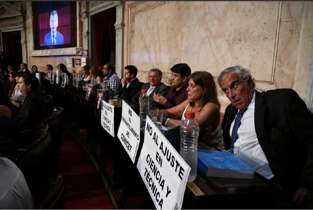 Los carteles con los que recibieron a Macri en el Congreso