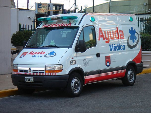 Roban una ambulancia y los detienen mientras la saqueaban