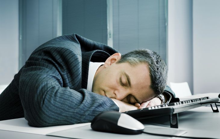 Dormir siesta mejora productividad
