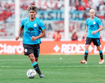 Los extraños gestos de Yael Falcón Pérez con jugadores de Belgrano durante la final ante River.