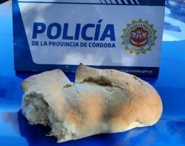 Insólito: un policía detuvo a un joven de 27 años por robar un pan y recuperó el botín