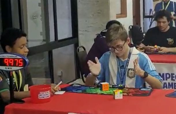 Un pibe argentino sigue batiendo récords en el Campeonato Sudamericano de Rubik