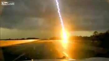 la camara de un patrullero logra capturar un rayo la camara de un patrullero logra capturar un rayo