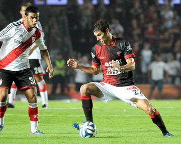 Con sacrificio y entrega Colón le ganó a un River con dudas