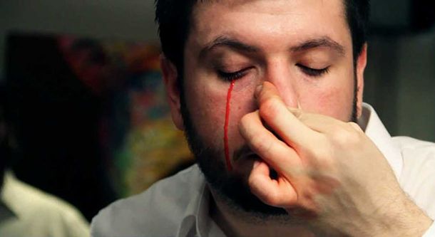 Insólito: un artista argentino pinta con sus ojos Insólito: un artista argentino pinta con sus ojos