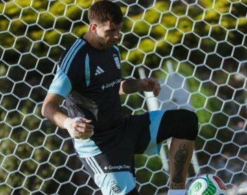 Dibu Martínez, con vendaje en la primera práctica de la Selección Argentina en Estados Unidos.